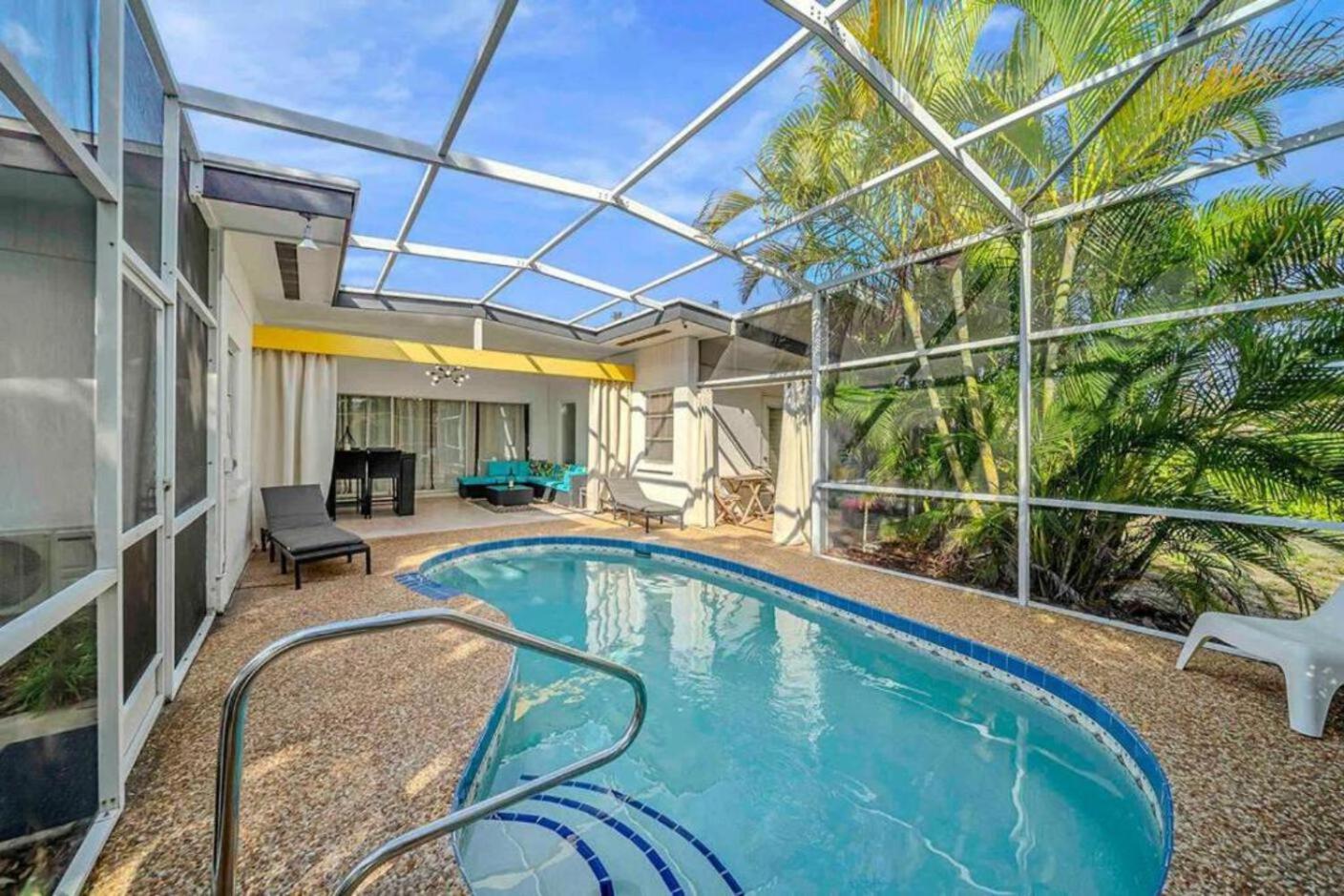 Hébergement de vacances Fantastic Island House 1 Mile To The With Heated Pool